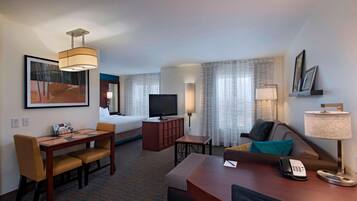 Escrivaninha, espaço de trabalho para notebook, cortinas blackout