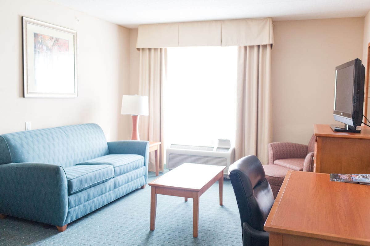 Pillowtop beds, in-room safe, desk, laptop workspace