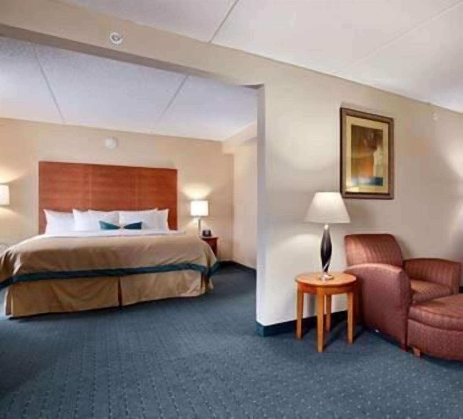 Camas con pillow-top, caja de seguridad en la habitación y escritorio 