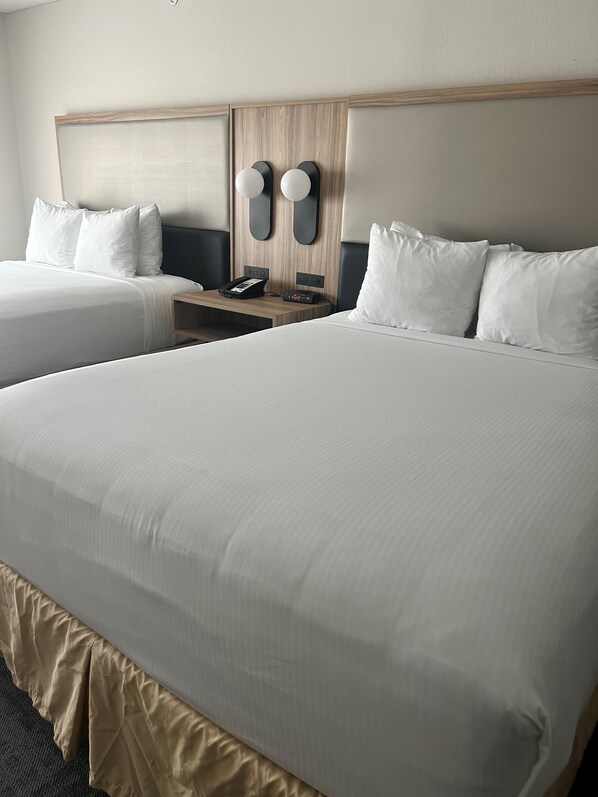 Habitación estándar, 2 camas Queen size, para no fumadores | Camas con pillow-top, caja de seguridad en la habitación y escritorio 