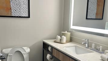 Standard Room, 1 King Bed, Accessible, Non Smoking (Roll-In Shower) | Bathroom | Designer toiletries, hair dryer, towels