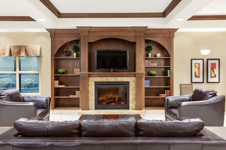 Lobby. Ramada by Wyndham Weyburn