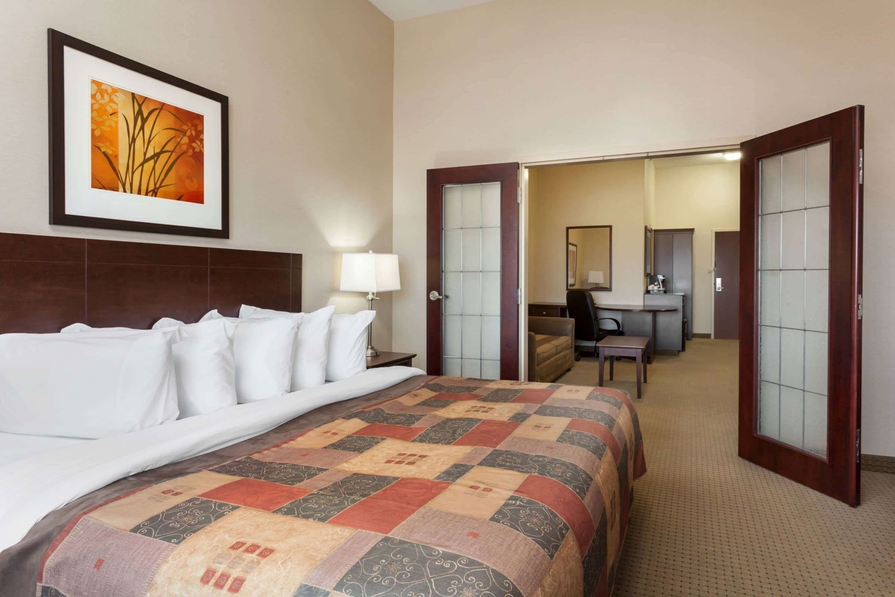 办公桌、笔记本电脑工作区、熨斗/熨衣板、婴儿床