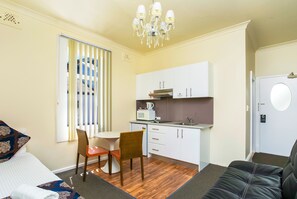 Family Room - Suite | Desk, iron/ironing board, WiFi, bed sheets - Northshore Hotel (North Sydney)