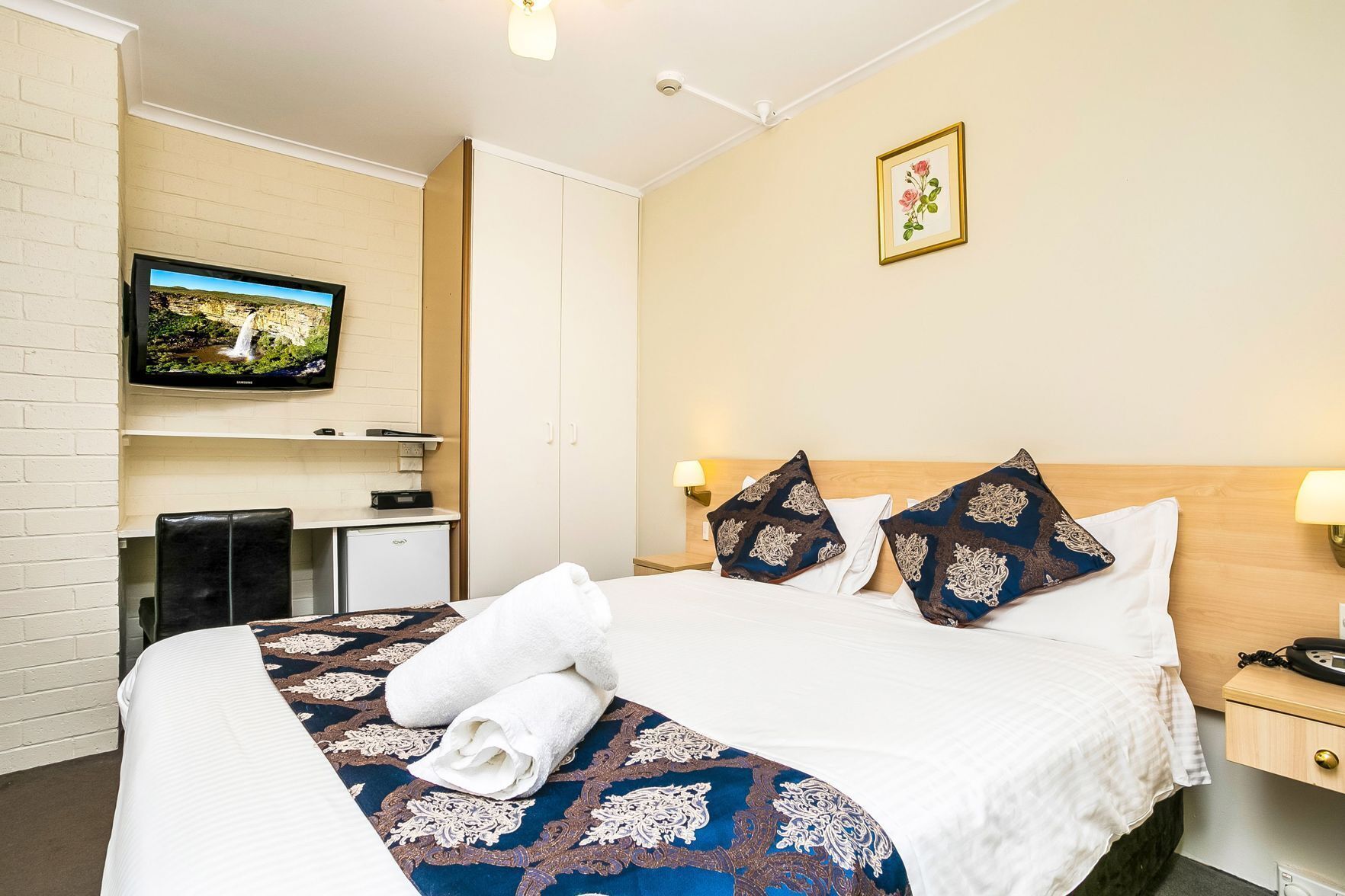 Desk, iron/ironing board, WiFi, bed sheets