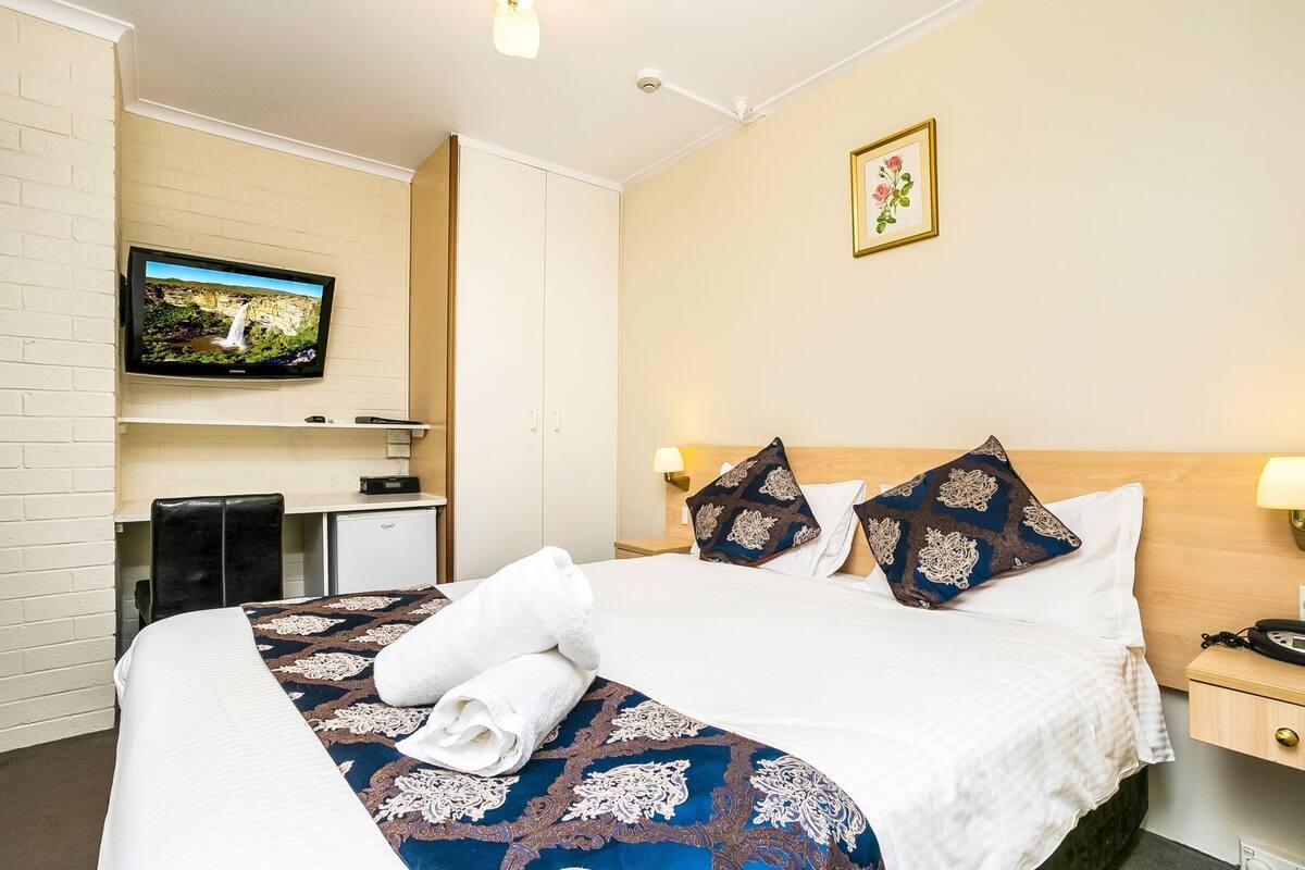 Desk, iron/ironing board, WiFi, bed sheets