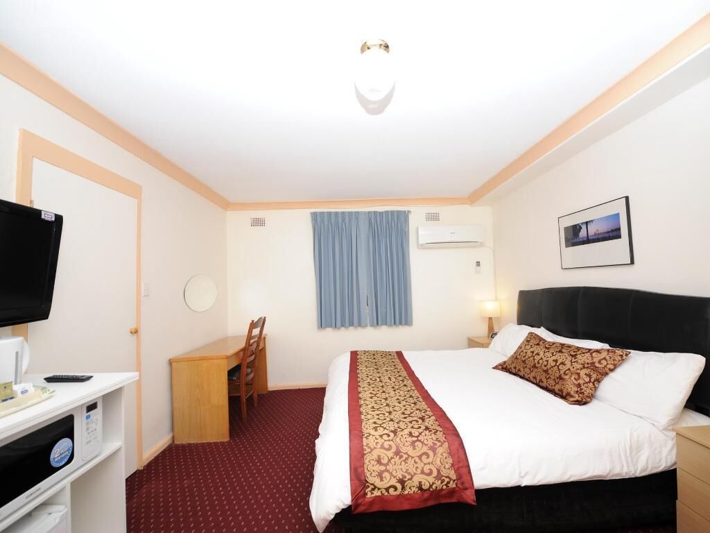 Desk, iron/ironing board, WiFi, bed sheets