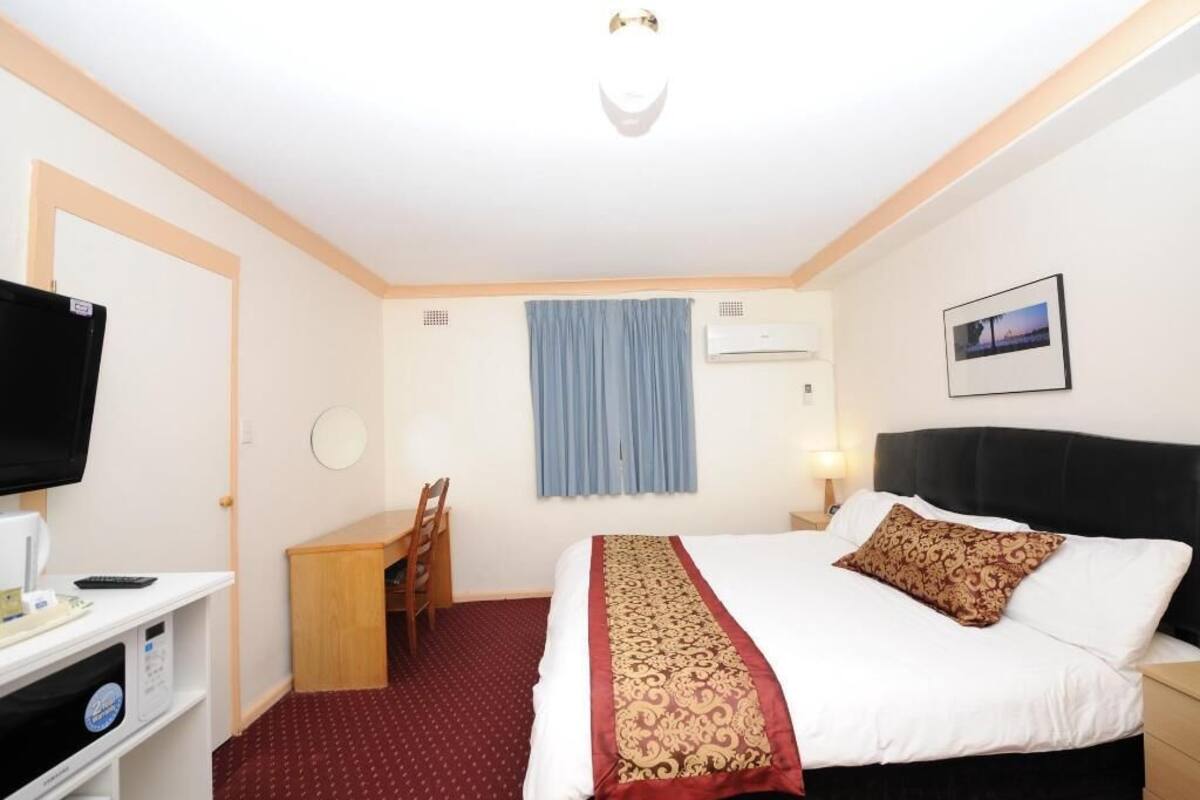 Desk, iron/ironing board, WiFi, bed sheets