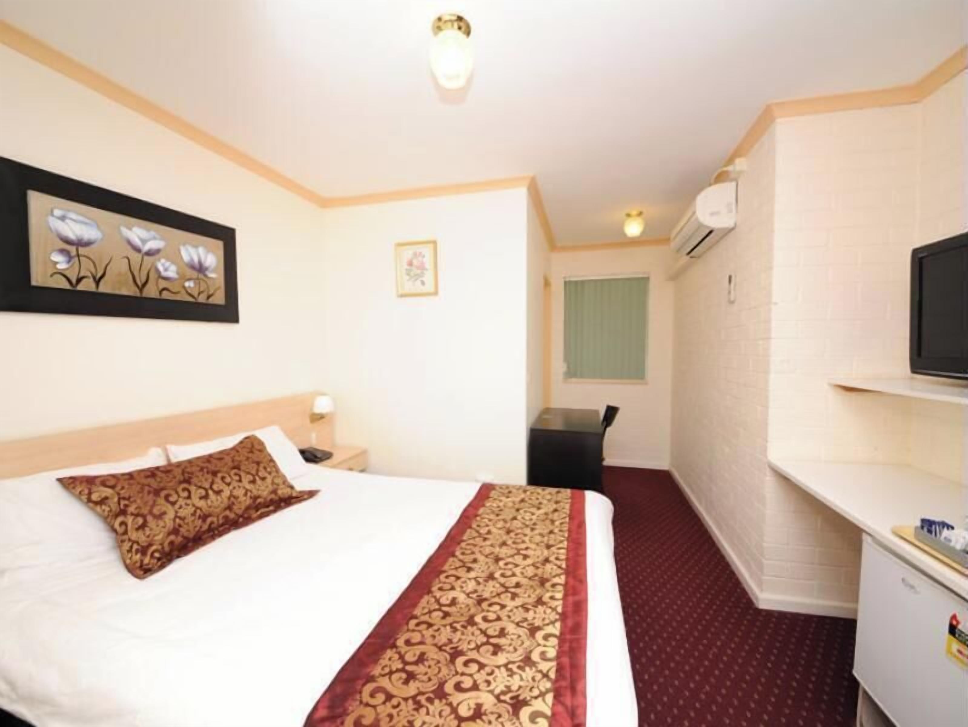 Desk, iron/ironing board, WiFi, bed sheets