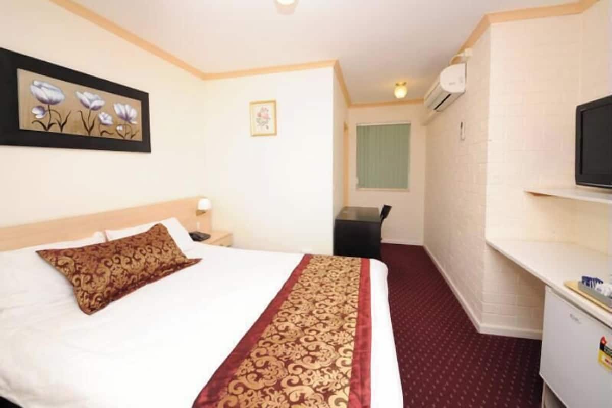 Desk, iron/ironing board, WiFi, bed sheets