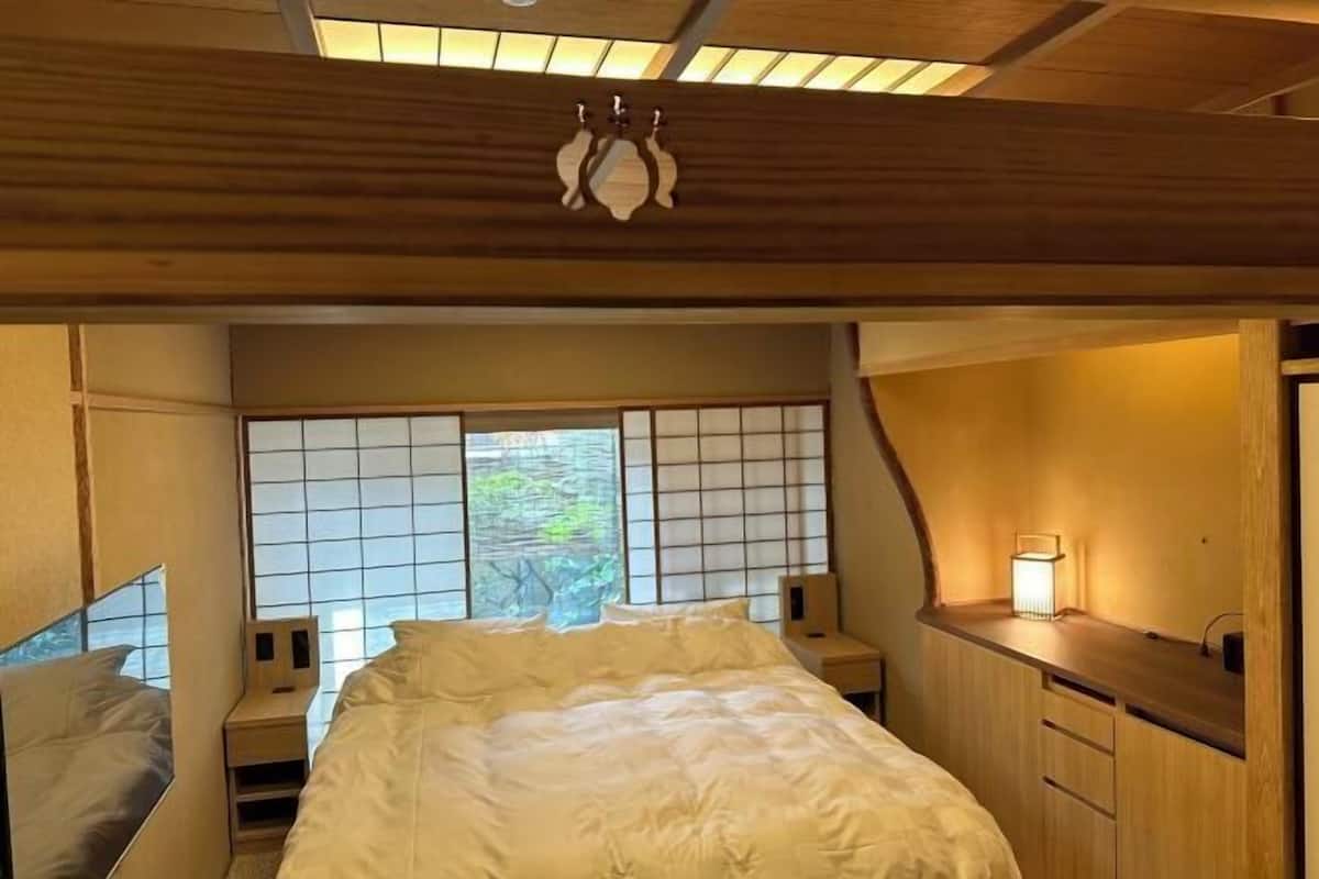 Down duvets, free minibar, in-room safe, laptop workspace