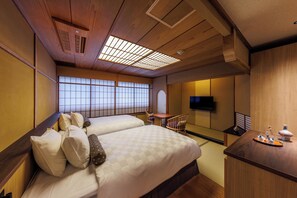 Habitación superior con 2 camas individuales | Edredones de plumas, minibar con artículos gratuitos, caja fuerte