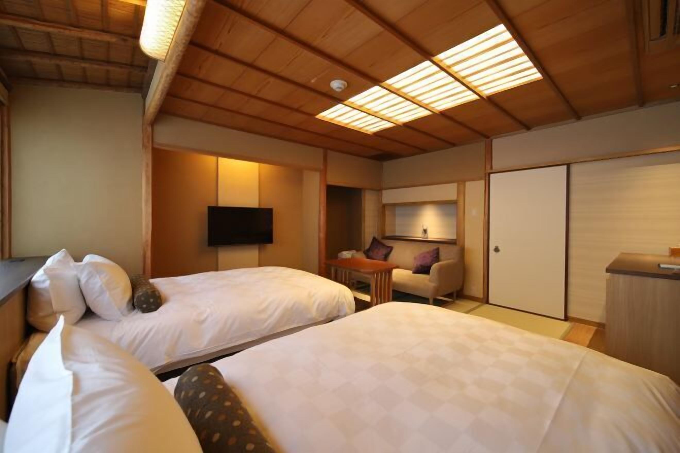 Dundyner, minibar (inkludert) og safe på rommet