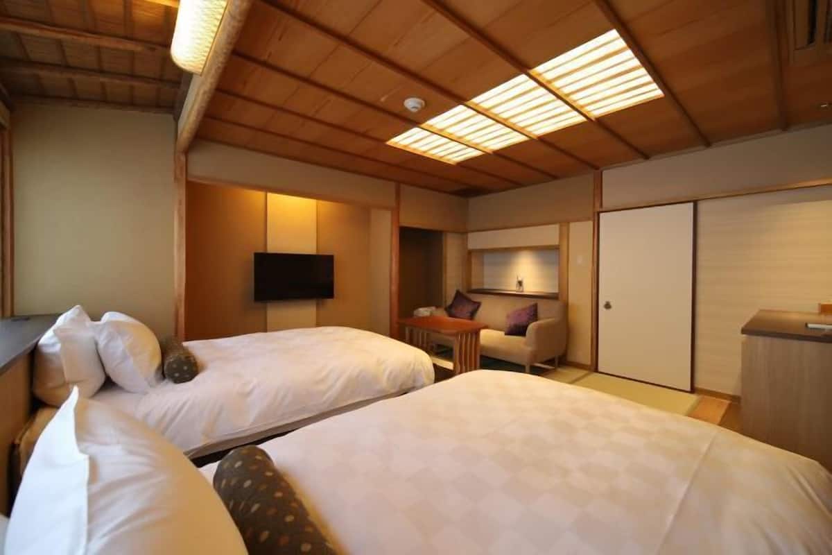 Dundyner, minibar (inkludert) og safe på rommet