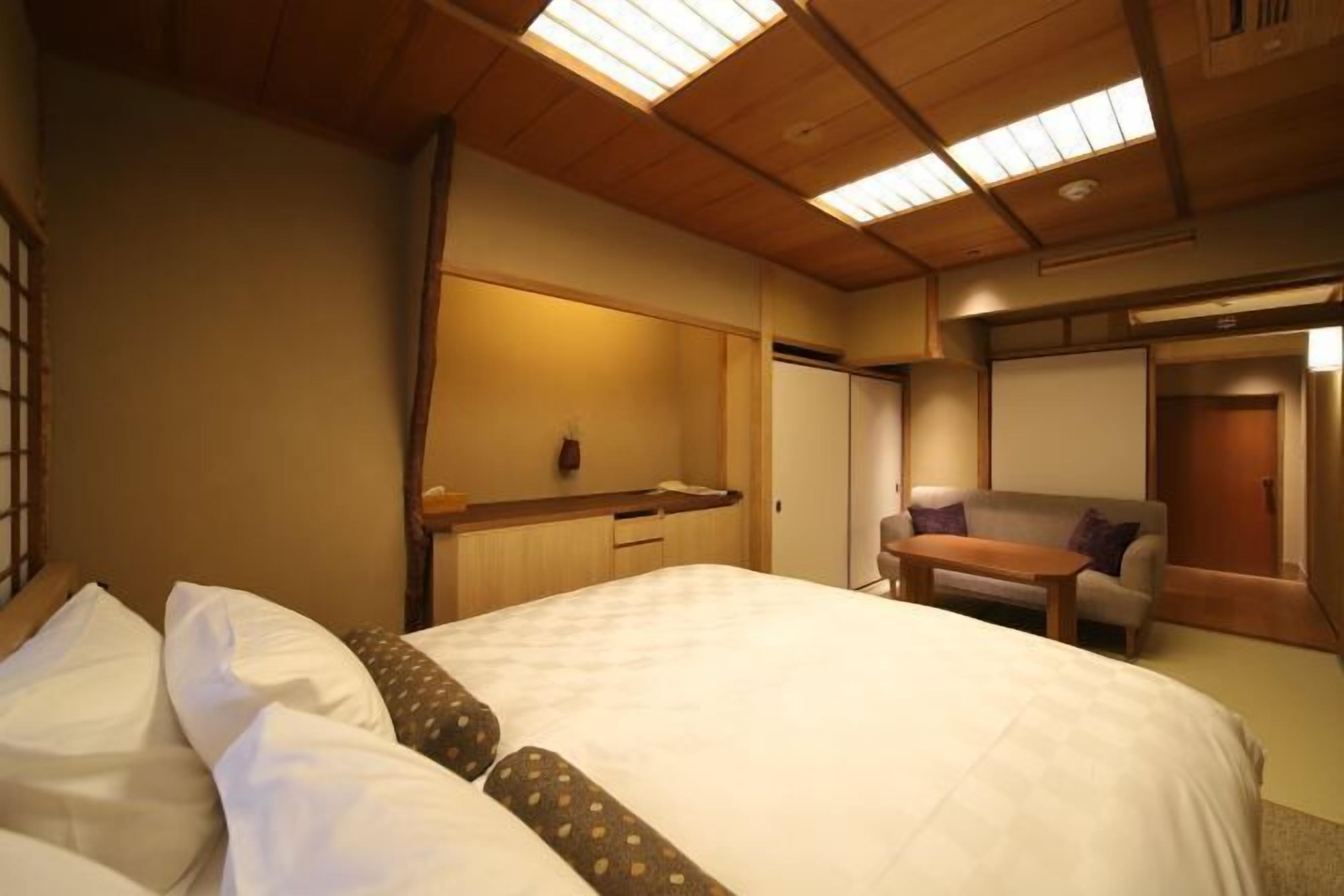 Dundyner, minibar (inkludert) og safe på rommet