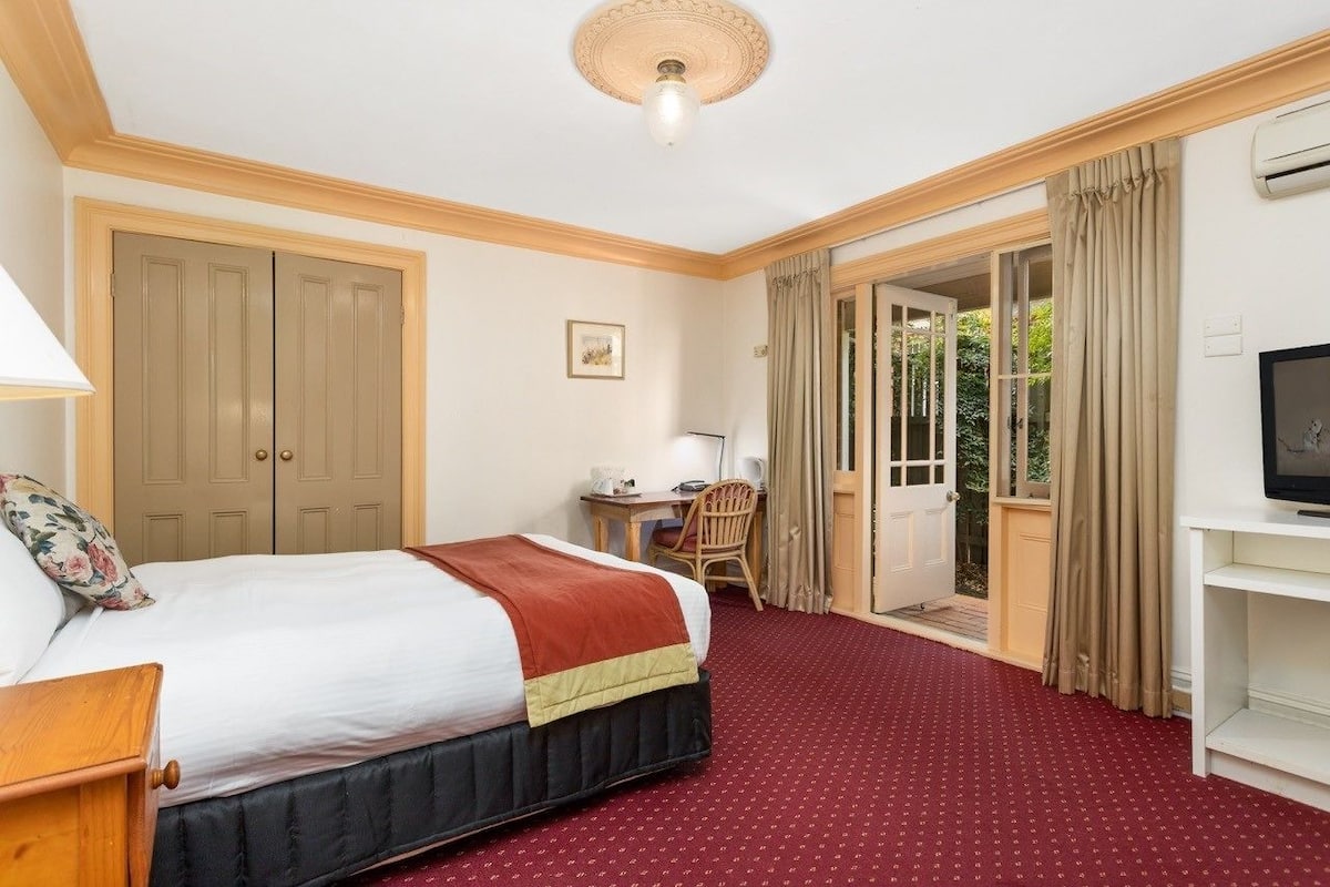 Minibar, desk, iron/ironing board, rollaway beds