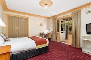 Standard Room | Minibar, desk, iron/ironing board, rollaway beds - McLaren Hotel (North Sydney)