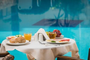 Tägliches Frühstücksbuffet (9 EUR pro Person)