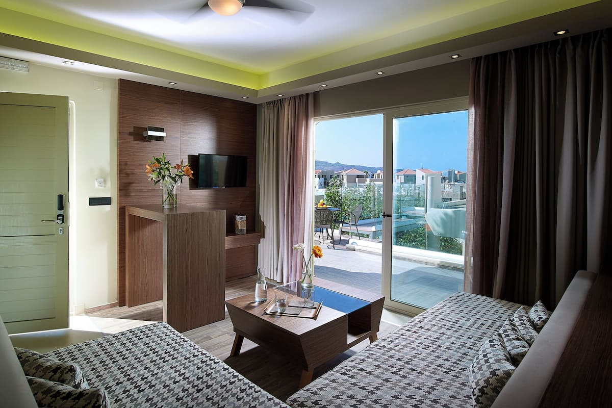 Premium One Bedroom Suite Split Level | Khu phòng khách | TV màn hình phẳng 21-inch có truyền hình cáp, TV