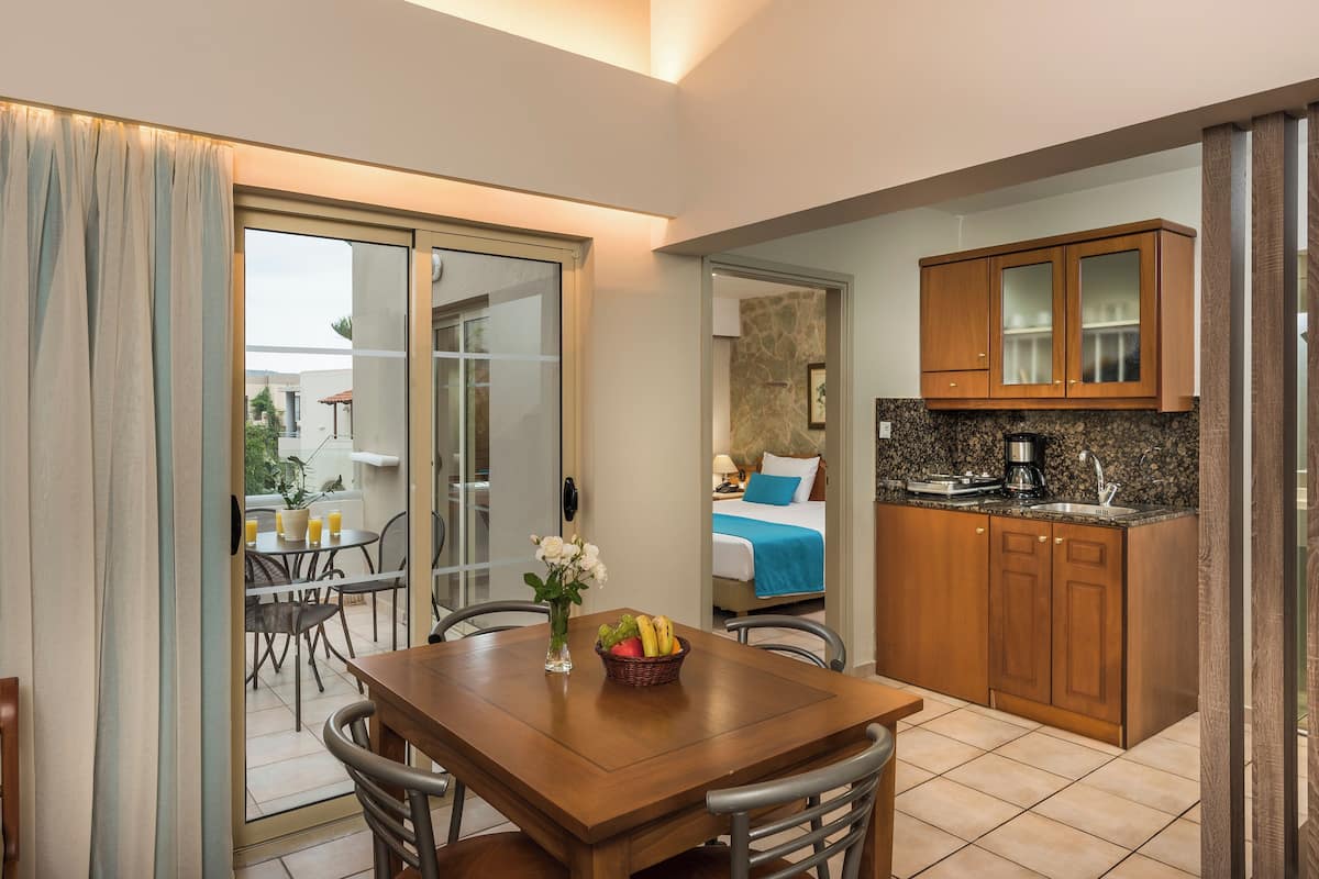 Premium Two Bedroom Suite | Khu phòng khách | TV màn hình phẳng 21-inch có truyền hình cáp, TV