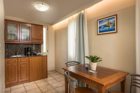 Superior One Bedroom Apartment | مطبخ صغير خاص | ماكينة لصنع القهوة/الشاي، ثلاجة، غلّاية كهربائية، كرسي للأطفال