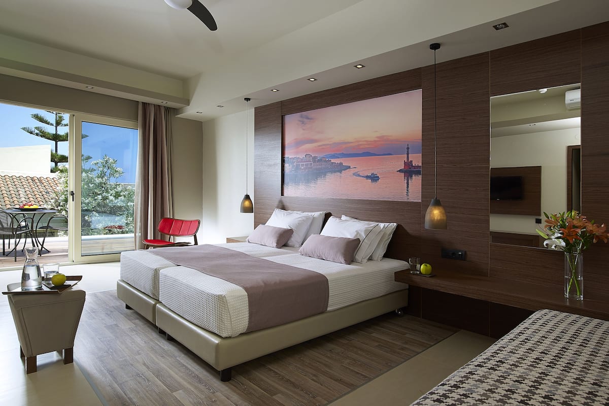 Premium Room | Nệm Select Comfort, bàn, phòng cách âm