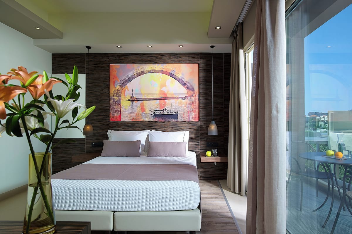 Superior Room | Nệm Select Comfort, bàn, phòng cách âm