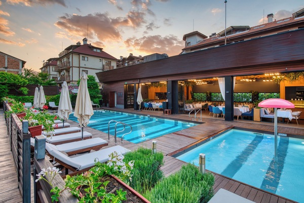 3 piscinas cubiertas, una piscina al aire libre de temporada