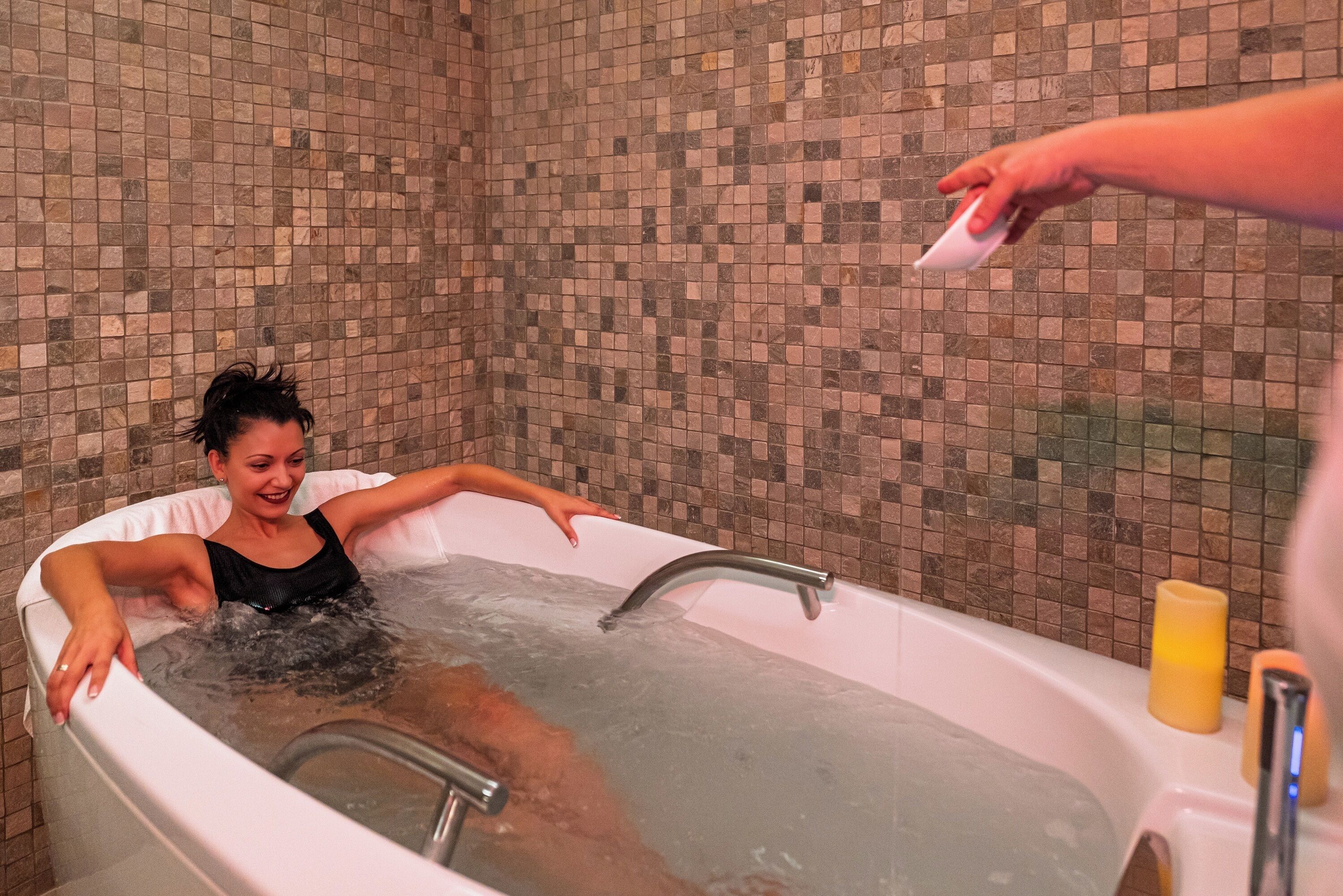 sauna, hot tub, steam room, turkish bath/hammam, body treatments