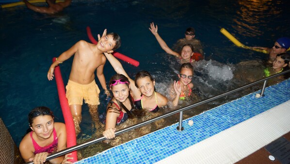 Una piscina con gente.