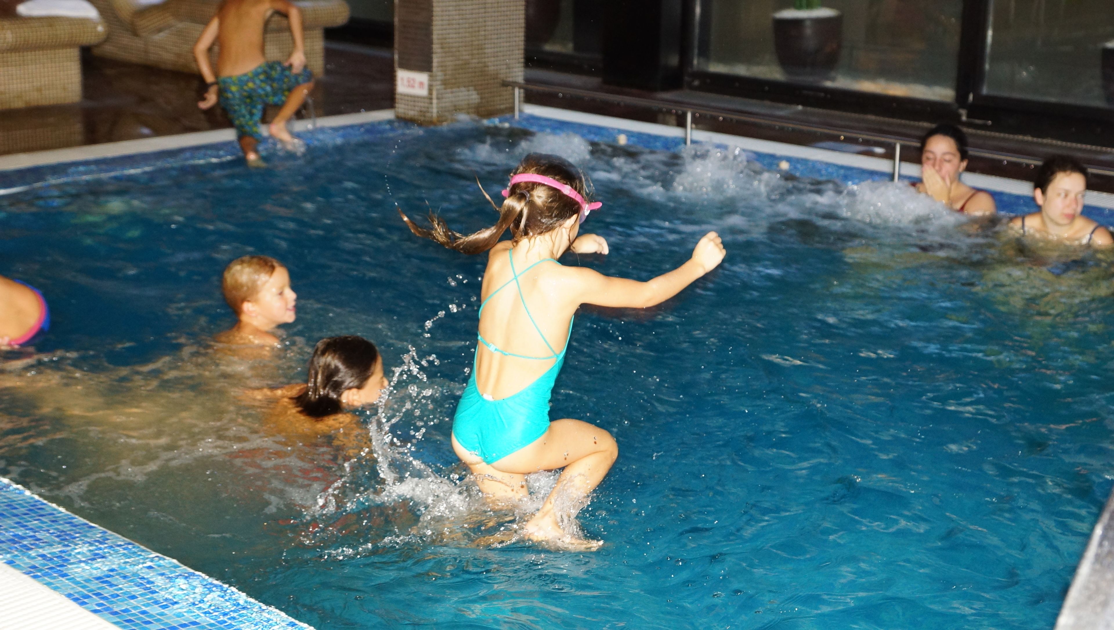 Une piscine où des gens se baignent et profitent de l’eau.