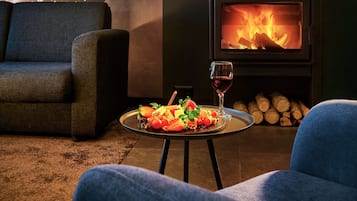 Lägenhet Deluxe - 1 queensize-säng med bäddsoffa | Allergitestade sängkläder, duntäcken och minibar