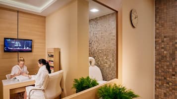 Sauna, hot tub, steam room, Turkish bath/hammam, body treatments
