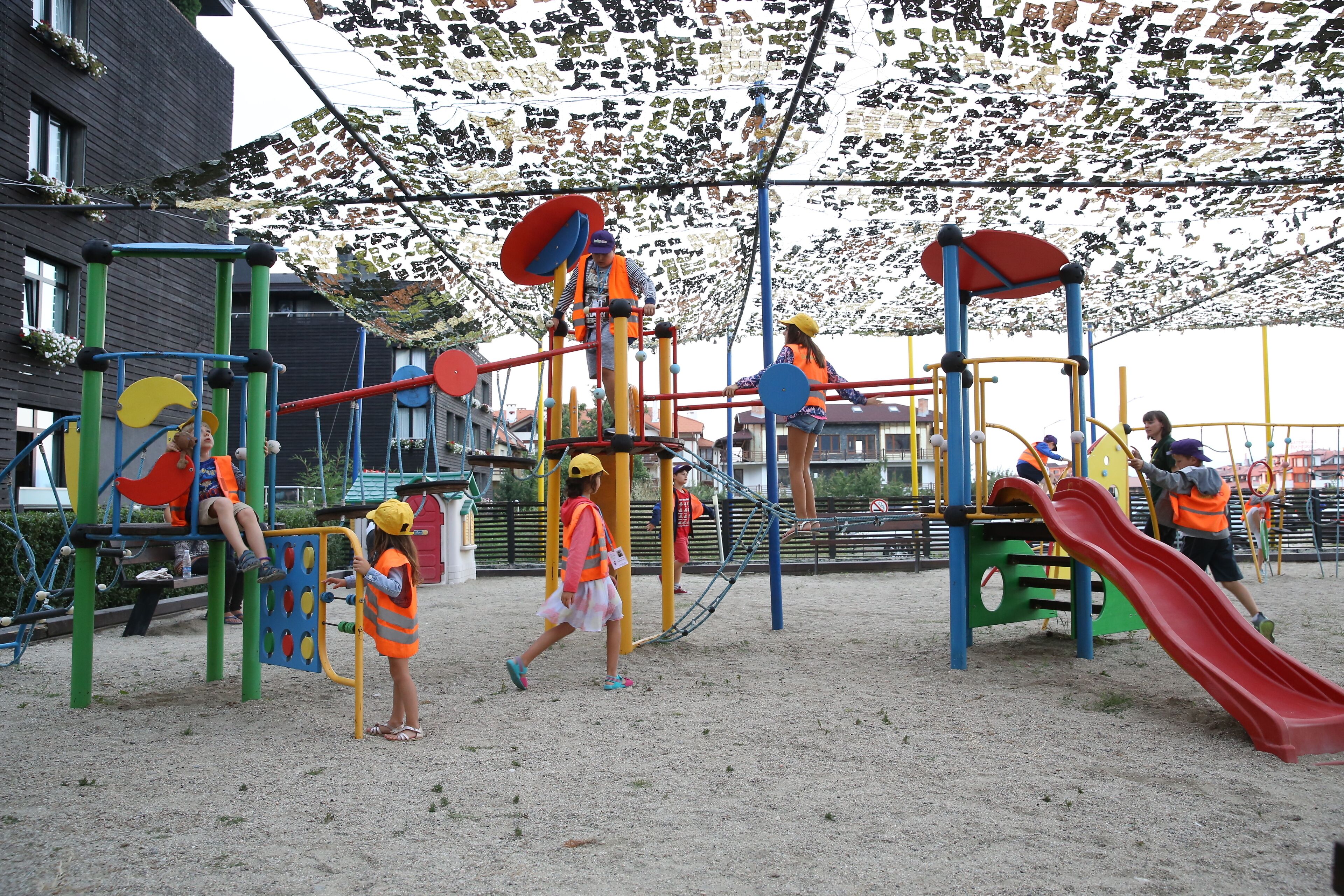 Un parque infantil con diversas estructuras de juego, como toboganes y juegos de escalar.