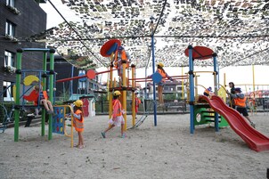 Un parque infantil con diversas estructuras de juego, como toboganes y juegos de escalar.