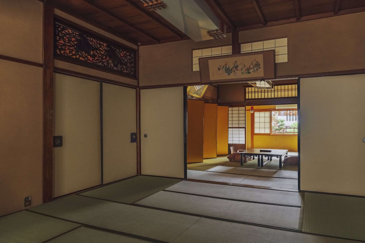 Traditionele kamer, niet-roken, gedeelde badkamer (Connected, MOCHIZUKI) | Donzen dekbedden, een kluis op de kamer, individueel gedecoreerd
