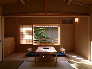 トラディショナルルーム千歳 布団2組 2階からの庭景観 禁煙 | 部屋からの景観