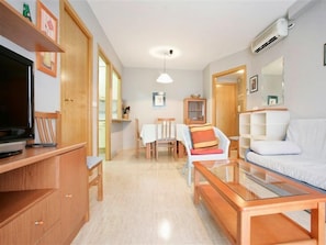 19-inch TV with digital channels - Apartamentos Larimar - Families Only (Salou)