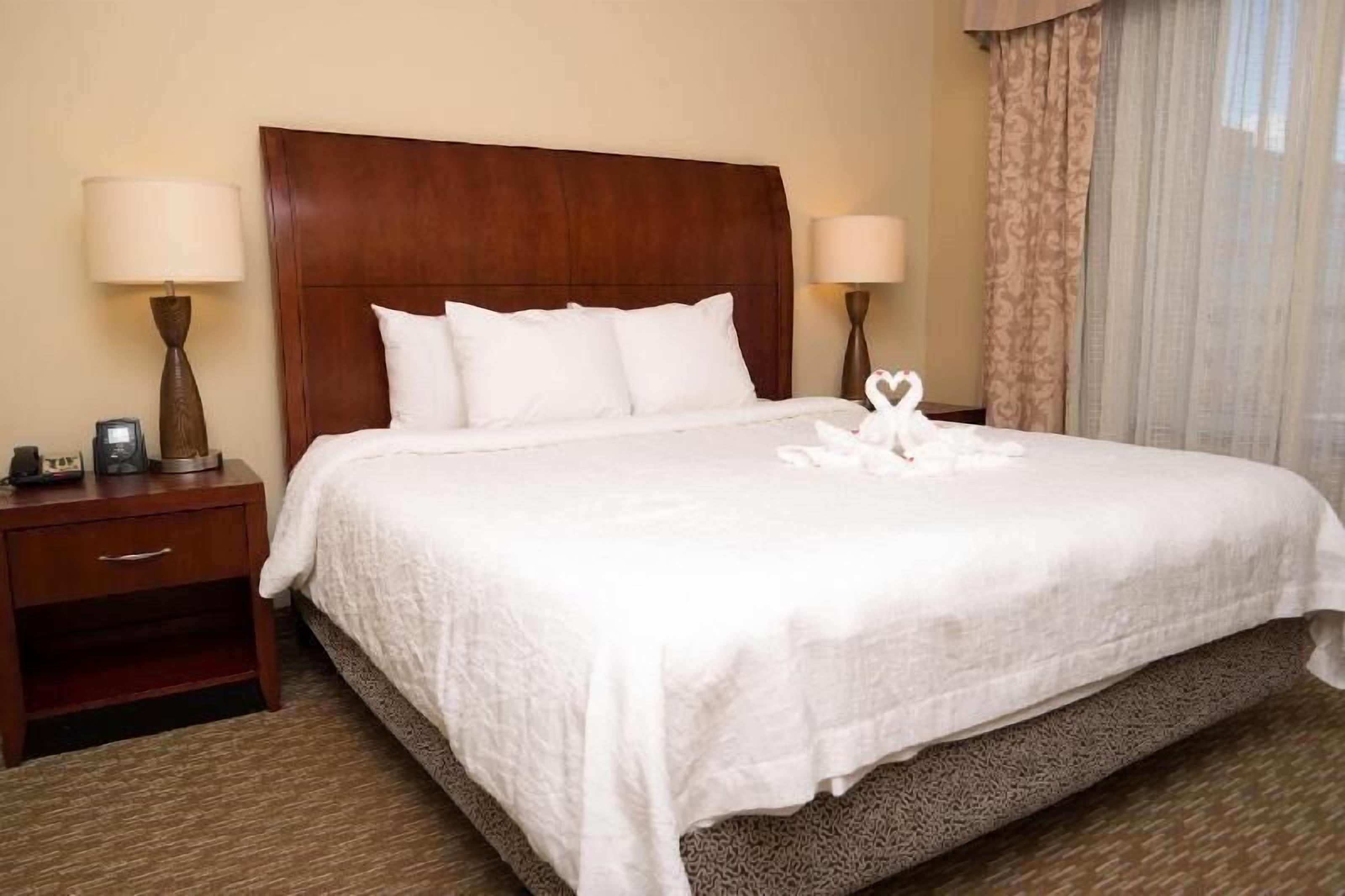 Ropa de cama de alta calidad, escritorio y cortinas blackout 