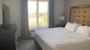 套房, 1 张特大床, 无障碍, 浴缸 | 客房内保险箱、办公桌、笔记本电脑工作区、遮光窗帘