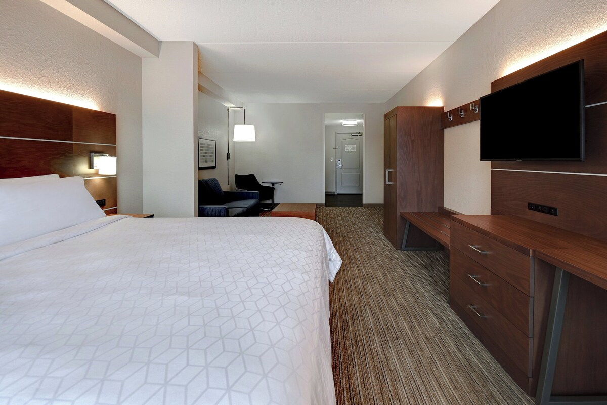 Suite, 1 kingsize-seng | Safe på rommet, skrivebord, strykejern/-brett og barnesenger (inkludert)