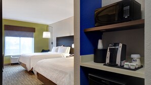 Hotelkamer met twee bedden, een magnetron, een koffiezetapparaat en een prullenbak.