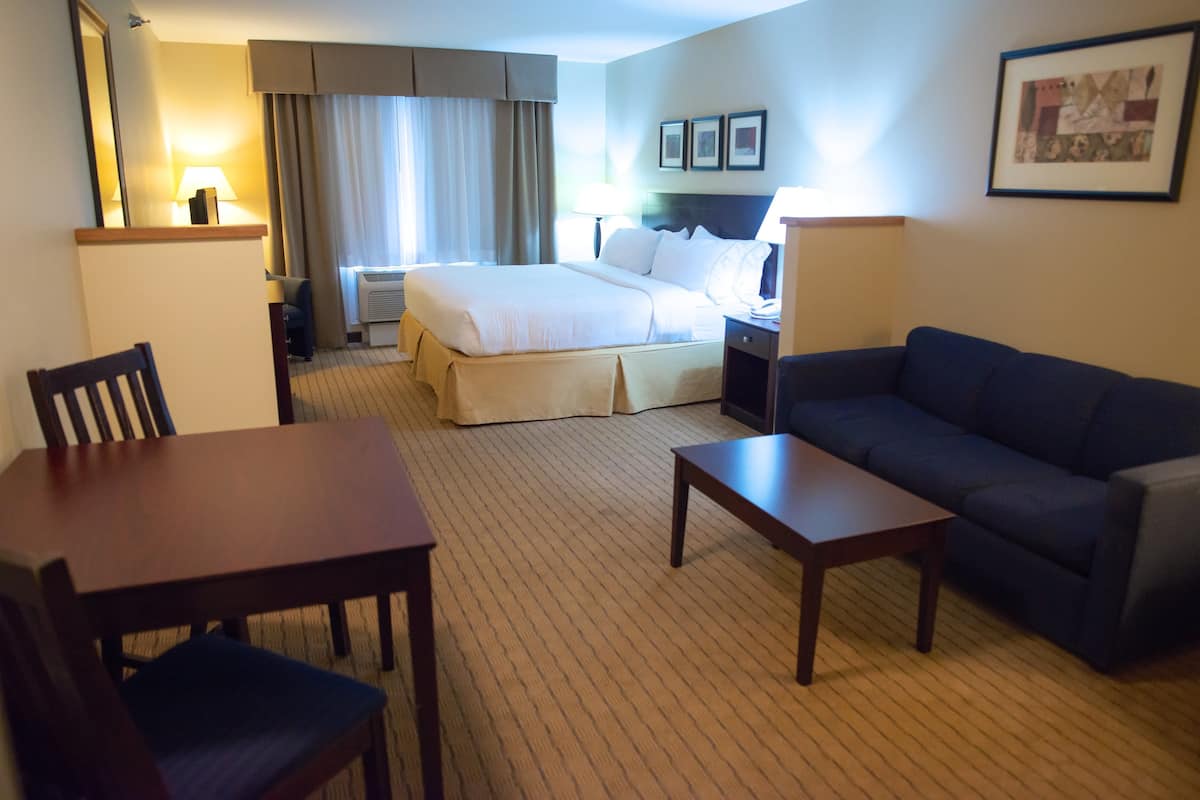 Suite, 1 King Bed | Premium bedding, desk, iron/ironing board, free cots/infant beds