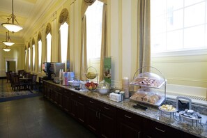 Free daily buffet breakfast  - Hampton Inn & Suites Providence Downtown (Providence)