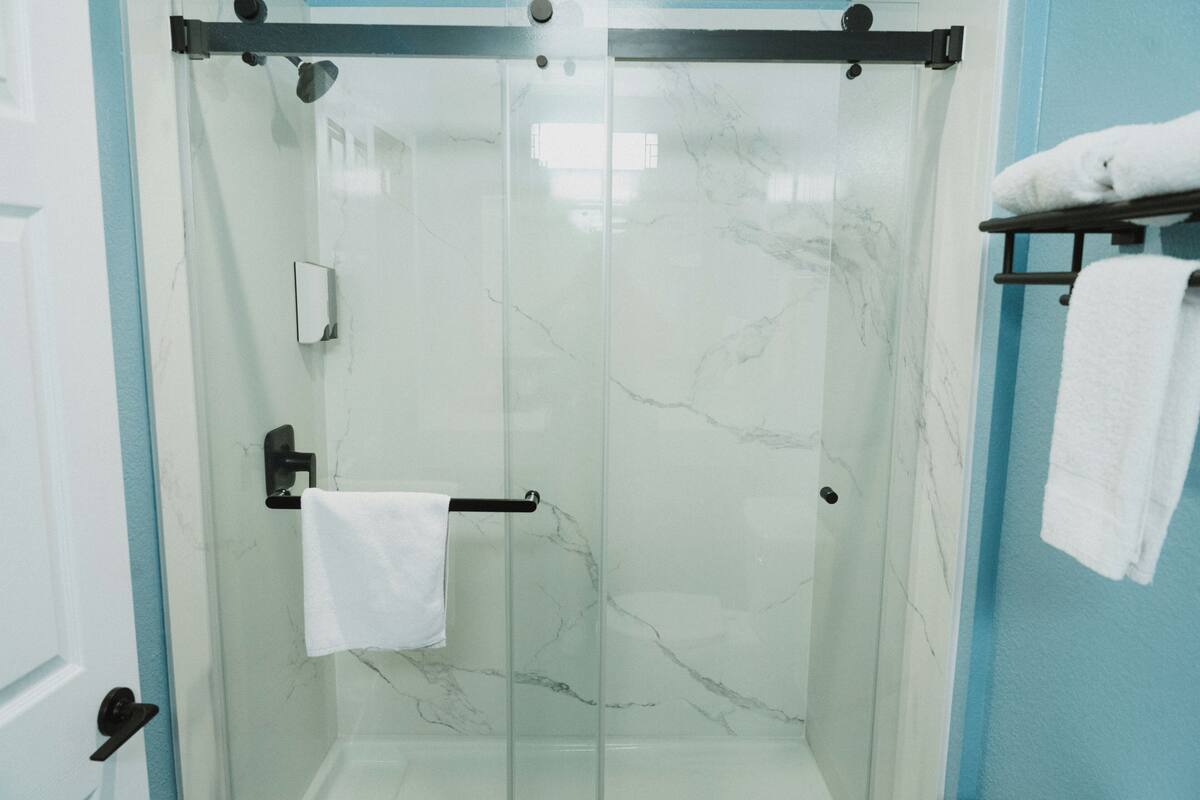 Amenidades de baño gratuitas, secadora de cabello, toallas 