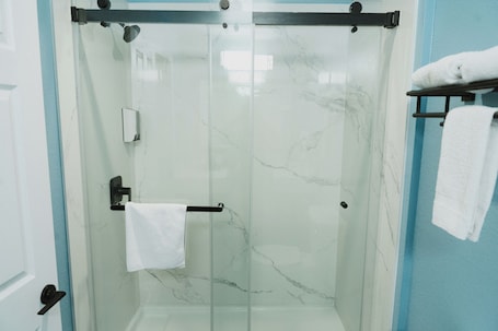 Free toiletries, hair dryer, towels. Hotel Paso Robles Wine Country