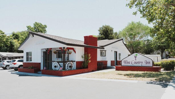 A building with a sign reading "Wine Country Inn." - Hotel Paso Robles Wine Country (Paso Robles)