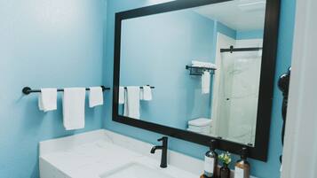 Standard Room, 1 King Bed | Bathroom | Free toiletries, hair dryer, towels