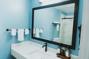 Standard Room, 1 King Bed | Bathroom | Free toiletries, hair dryer, towels - Hotel Paso Robles Wine Country (Paso Robles)