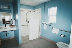 Standard Room, 1 King Bed, Accessible | Bathroom | Free toiletries, hair dryer, towels - Hotel Paso Robles Wine Country (Paso Robles)